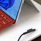Si bien algunas personas (yo incluido) pueden preferir un tercer puerto USB-C, Microsoft no se rinde con el conector de alimentación magnético de la línea Surface